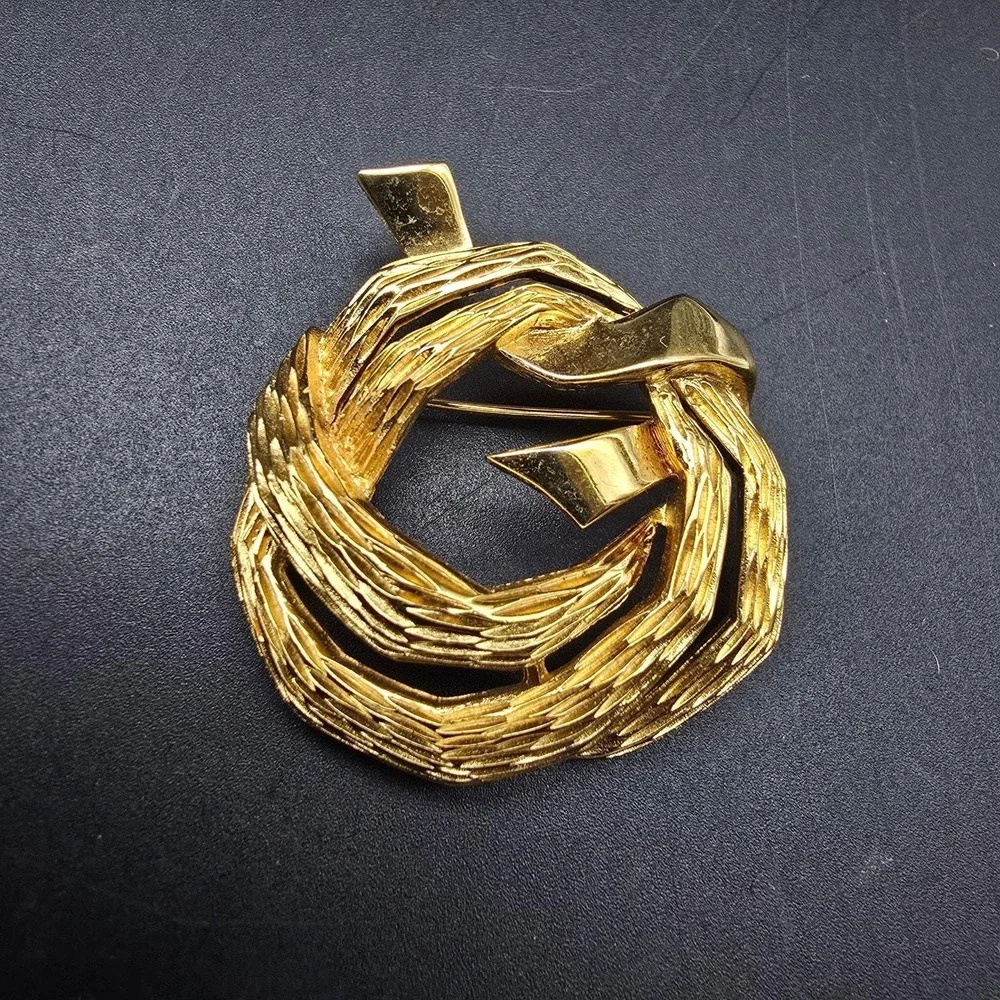 Crown Trifari Twisted Wreath Brooch Gold Tone Vintage Costume Jewelry